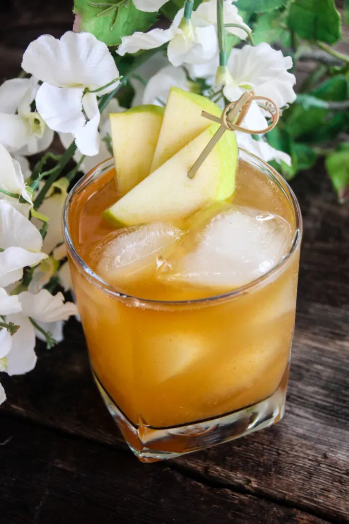This cinnamon and apple stone wall drink recipe is a new take on the classic stone fence recipe. Simple and slightly sweet, this comforting fall cocktail boasts the added flavors of cinnamon, apple, and ginger and is sure to warm you from the inside out.