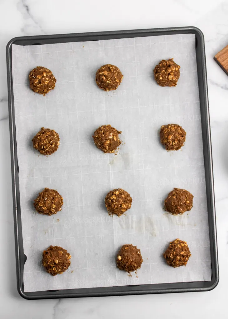 Move aside, Little Debbie! This oh so chocolate-y version of your favorite oatmeal cream pies features a decadent twist you're sure to love. 