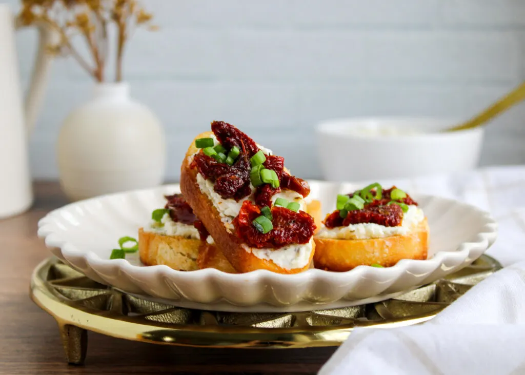 Sun-Dried Tomato Crostini Recipe 1 Crostini recipe is a delicious and easy-to-make appetizer that's perfect for parties, gatherings, or simply to enjoy with a glass of wine. Here's a simple recipe to make these flavorful crostinis.