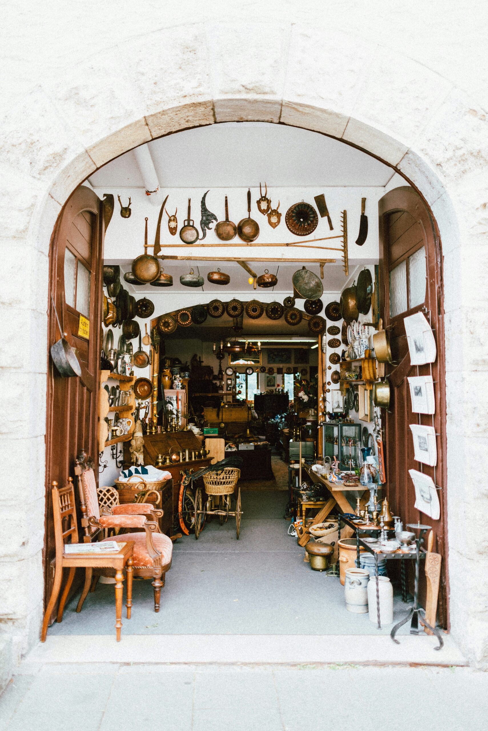 California’s Best Hole-In-The-Wall Vintage and Thrift Shops: Hidden Gems for Unique Fashion Finds 2 California’s Best Hole-In-The-Wall Vintage and Thrift Shops: Hidden Gems for Unique Fashion Finds